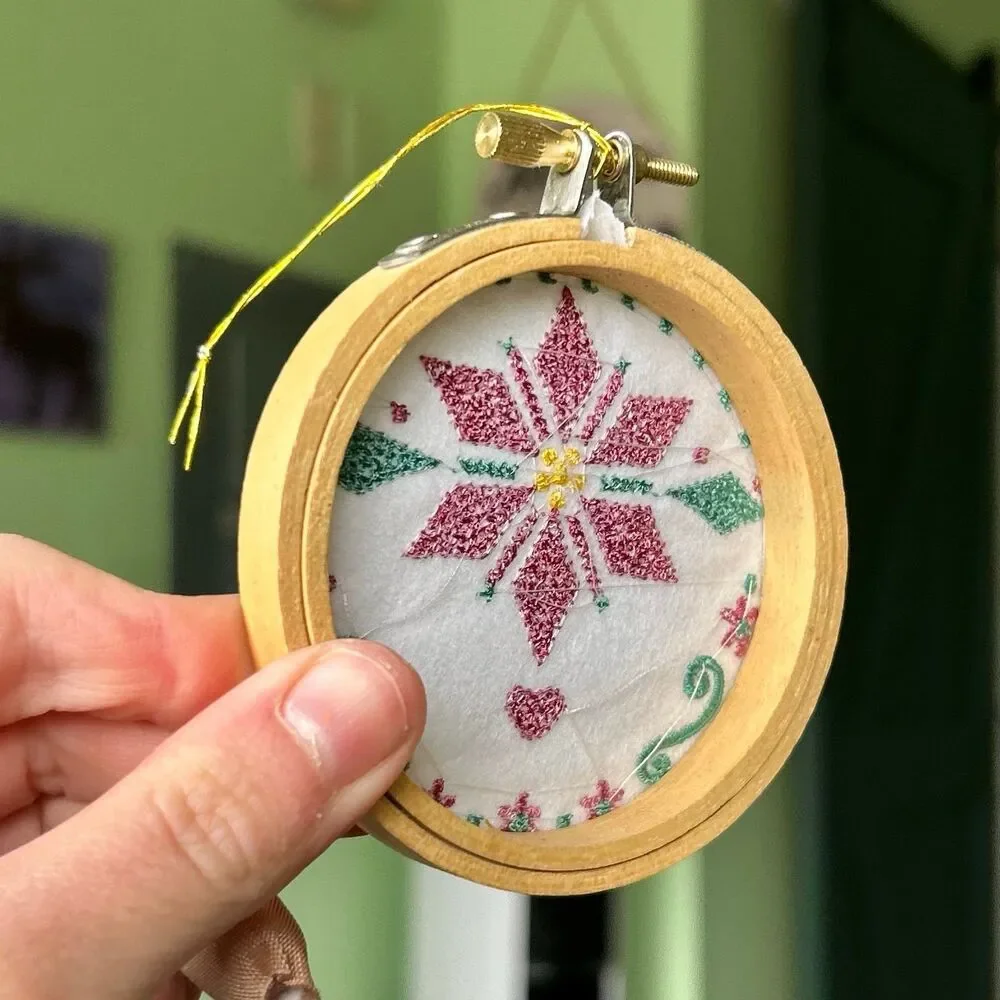 VTG Sewn Seasonal Snowflake Winter Round Wall Sign Accent Decor